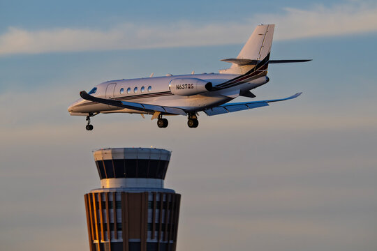 Sky Harbor International Airport 12-31-2024 Phoenix, AZ USA..

NetJets Cessna 680 N637QS sunset arrival into 25R at Phoenix Sky Harbor Intl. Airport