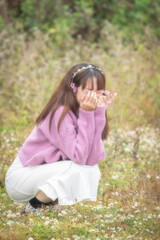 Obraz premium Asian woman See cherry blossoms in the park, romantic walkways with cherry blossoms