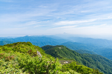 山形県の大朝日岳の山頂