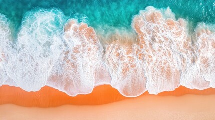 Obraz premium Aerial view of ocean waves breaking on a sandy beach.