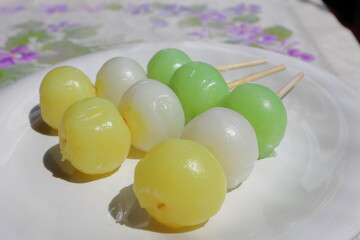 黄白緑のお月見三色団子