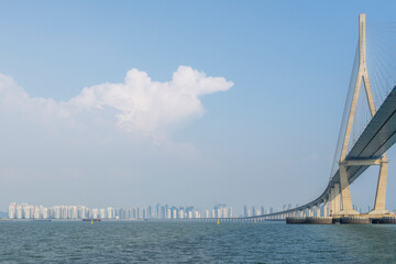 인천대교 뒤로 펼쳐진 송도신도시