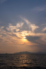 일몰 위로 날아가는 비행기