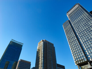 青空の下のビジネス街　東京の丸の内