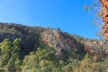 Fototapeta premium モリアルタ保護公園の山々と青空