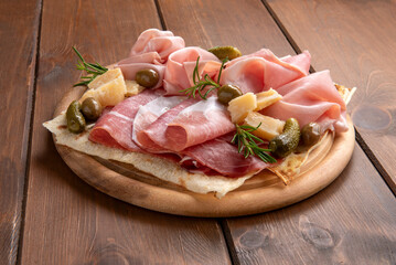 Prosciutto crudo, prosciutto cotto, mortadella e parmigiano, antipasti italiani, cibo europeo  © Alessio Orrù