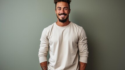 Obraz premium A man with a beard and a smile is wearing a white shirt