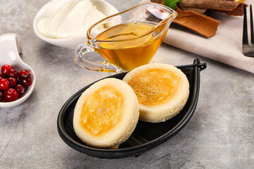 Roasted cheesecakes - Syrniki with honey