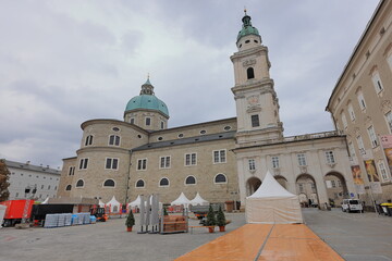 Obraz premium Plaza near Salzburg Cathedral (Dom zu Salzburg), this baroque-style 17th-century cathedral, with a museum in Salzburg, Austria