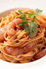 Piatto di deliziosi spaghetti con salsa di gamberi di mazara, pasta italiana, ricetta mediterranea 