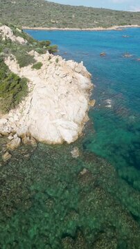 Wunderbare Felsenk&uuml;ste in der N&auml;he von Porto Ottiolu, Sardinien, Italien, Aerial, Kammerfahrt, Hochformat, 4K