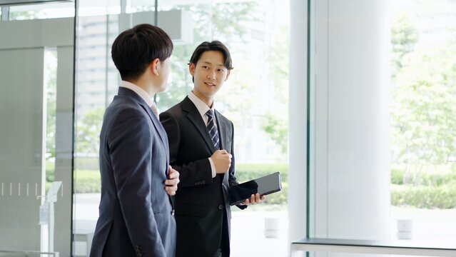 歩きながら指示をするビジネスマン