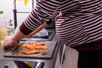 Kobieta w ciąży przygotowuje obiad w kuchni © rozentuzjazmowany