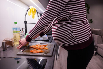 Kobieta w ciąży przygotowuje obiad w kuchni © rozentuzjazmowany