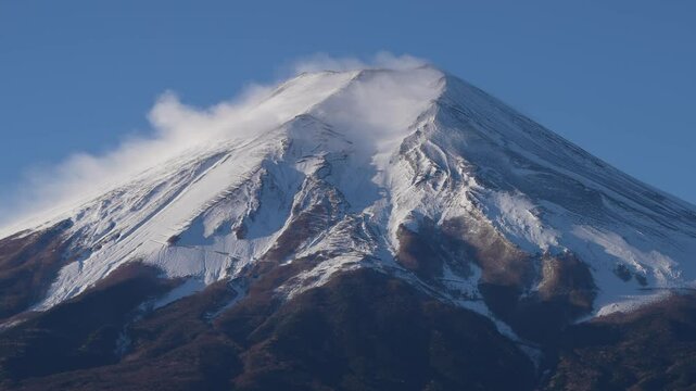 雪煙が舞う冬の富士山
