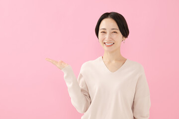笑顔のミドル女性　オススメ　ポートレート