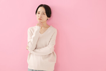 Obraz premium 悩むミドル女性