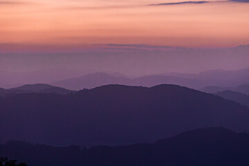 Camadas de Montanhas no amanhecer