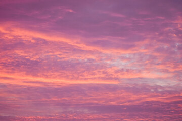 Obraz premium Sunset in the sky in pastel colors. Purple and pink sky with clouds in the evening. Nature background. 