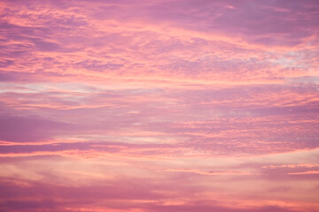 Obraz premium Sunset in the sky in pastel colors. Purple and pink sky with clouds in the evening. Nature background. 