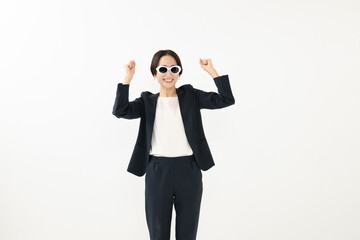 サングラスを掛けてガッツポーズをするビジネスウーマン