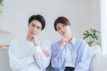 考える夫婦