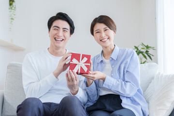 プレゼントをあげる夫婦