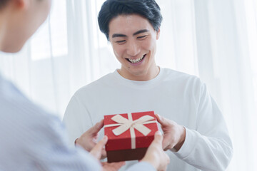 プレゼントをあげる夫婦