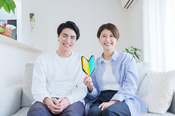 初心者マークを持つ夫婦