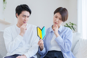 初心者マークを持つ夫婦