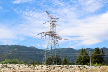 Obraz premium Large electric tower that brings electricity to rural areas