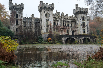 Obraz premium A beautiful abandoned abbey full of history.