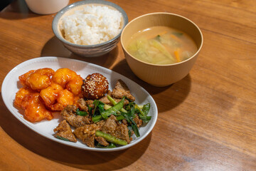 レバニラとエビチリ定食