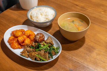 レバニラとエビチリ定食