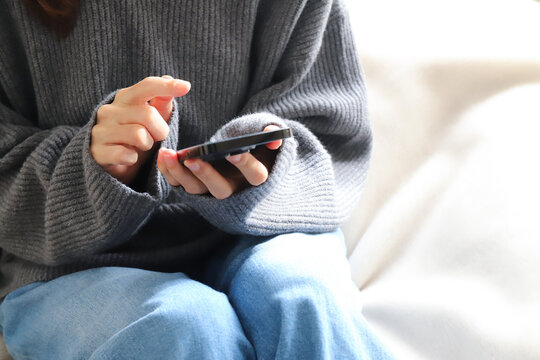 スマホを使う女性