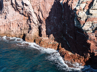 scogliera di colore rosso