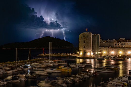 Gewitter &uuml;ber der Innenstadt von Dubrovnik in Kroatien bei Nacht
