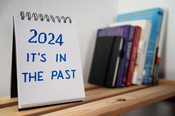 notes na półce z książkami z napisem: 2024 it`sin the past.
