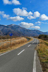 Fototapeta premium 河川敷に続く自転車歩道専用道路