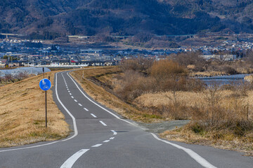 河川敷に続く自転車歩道専用道路