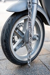 Obraz premium A motorcycle with a chain attached to its tire, perfect for adventure and exploration