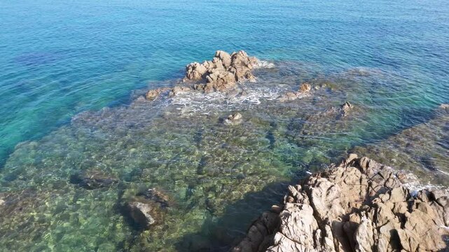 Die wunderbare Felsenk&uuml;ste in der N&auml;he von Porto Ottiolu, Sardinien, Italien, Aerial, Kamerafahrt, Pullback-shot, Querformat, 4K
