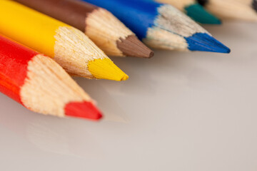 Obraz premium A macro shot of colored pencils showing the vibrant hues and details that inspire creativity and the art of drawing