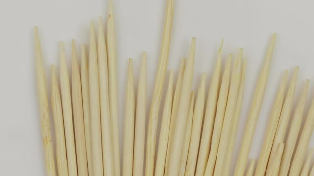 plusieurs cure-dents, en gros plan, isol&eacute;s sur un fond blanc