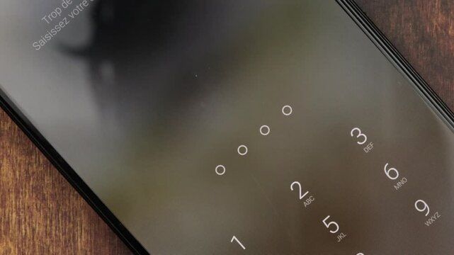 Concept de saisie du code d'acc&egrave;s. gros plan d'un doigt saisissant le code d'acc&egrave;s d'un smartphone.