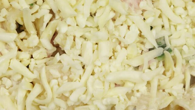 plat de gratin de p&acirc;tes au fromage, pr&ecirc;t &agrave; cuire.