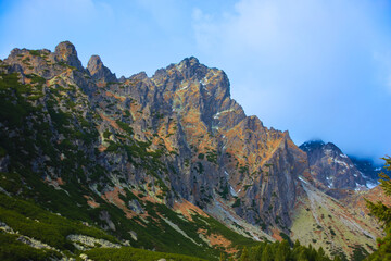 Obraz premium Masyw górski widziany z doliny Małej Zimnej Wody - pora roku jesień