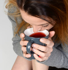 Naklejka premium frau, schönheit, person, telefon, leute, gesicht, tee, tasse, heißgetränk, lächeln, telefon, halten, hand, lächelnd, anschauen, haar, ausdruck, beweglich, gestalten, heranwachsender, 1, business, cup