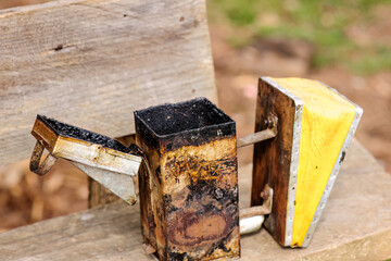 Industrial instrument for cleaning and extracting honey from artisanal honeycombs.