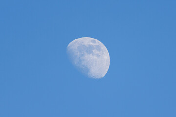 Luna creciente con fondo de cielo azul vista desde España